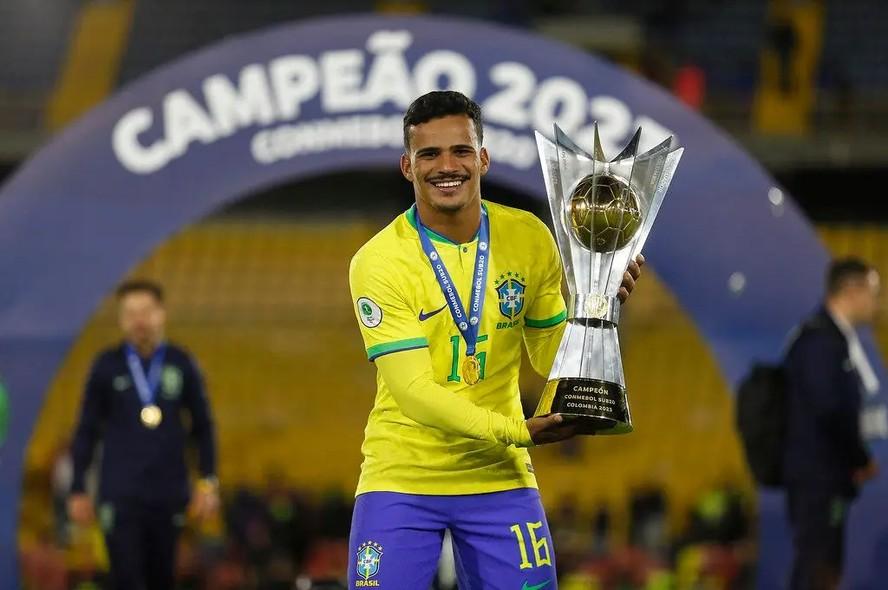 Alex Sandro é cortado, e Kaiki, do Cruzeiro, é convocado para a seleção brasileira