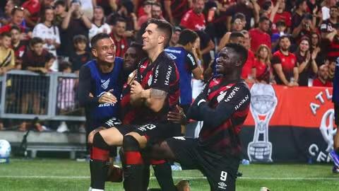 Athletico goleia o Botafogo e assume vice-liderança do Brasileirão