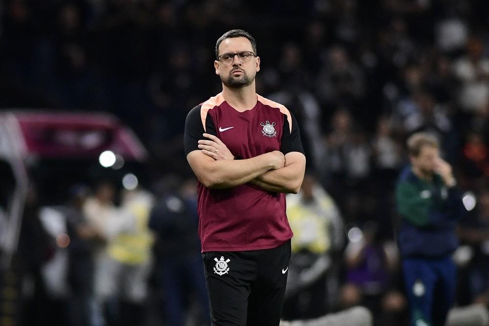 Auxiliar do Corinthians promete postura diferente em clássico: 