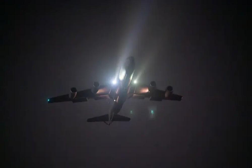 Avião de reabastecimento dos EUA cai no espaço aéreo do Iraque; seis militares estavam a bordo, diz TV