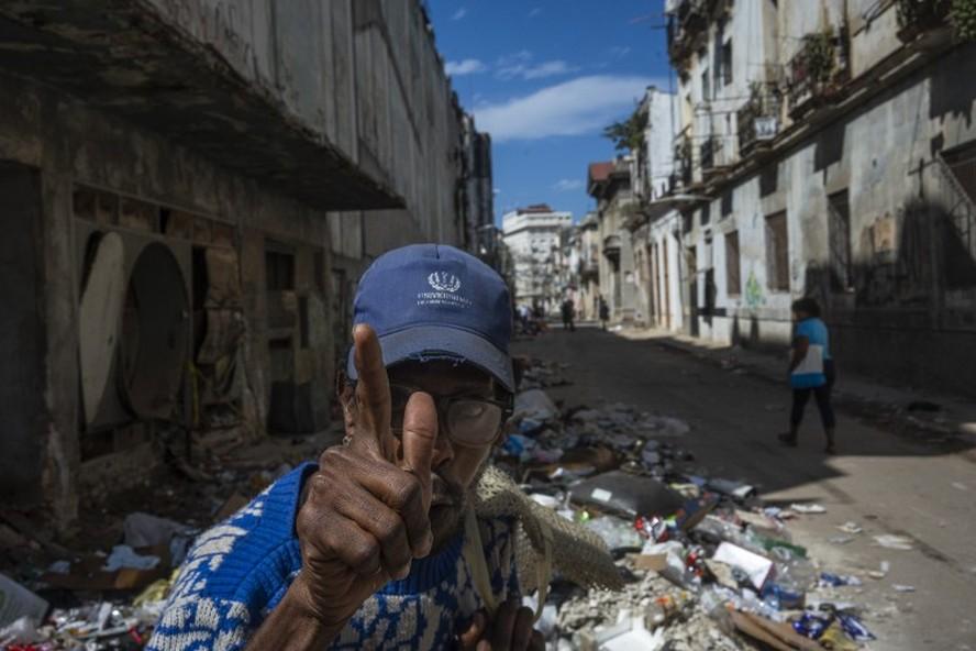 Caminhando 'no fundo de um poço já fundo': Sob escassez e sem combustível, cubanos veem mudança na Venezuela quase com esperança