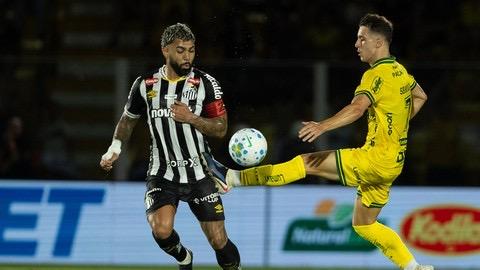 Com Ancelotti de olho, Gabigol faz dois gols e dá empate ao Santos com Mirassol