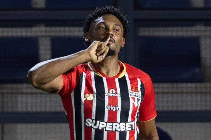 De virada, São Paulo bate o Bragantino por 2 a 1 e segue na liderança do Brasileirão