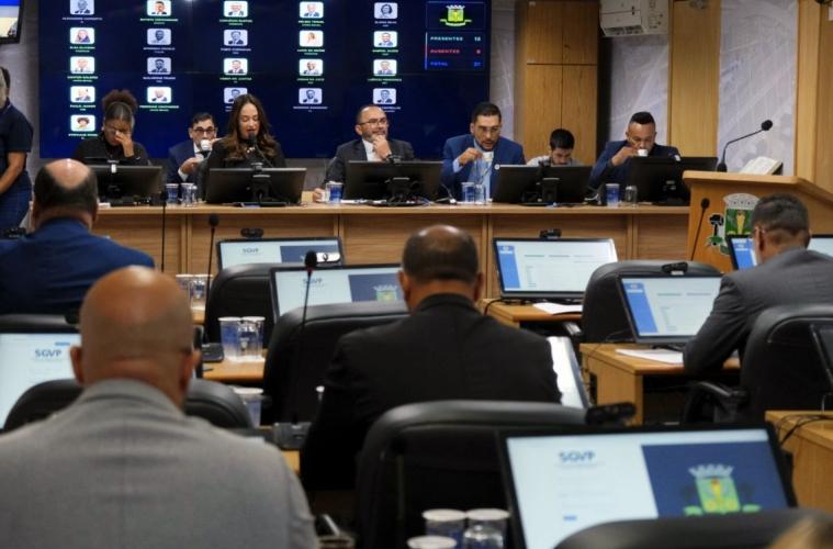 Dia da Mulher, falhas da Sabesp e trajetória de GCM recebem moções