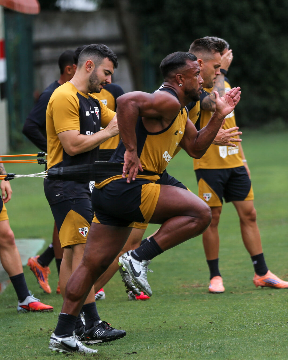 Escalação: São Paulo se reapresenta e pode ter retorno de Enzo Díaz contra o Bragantino