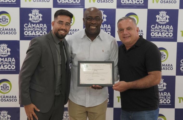 GCM nadadora e professor de tênis recebem moções em plenário