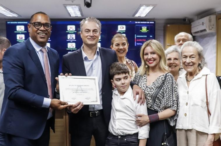 Médico ortopedista e área de trânsito recebem moções em plenário