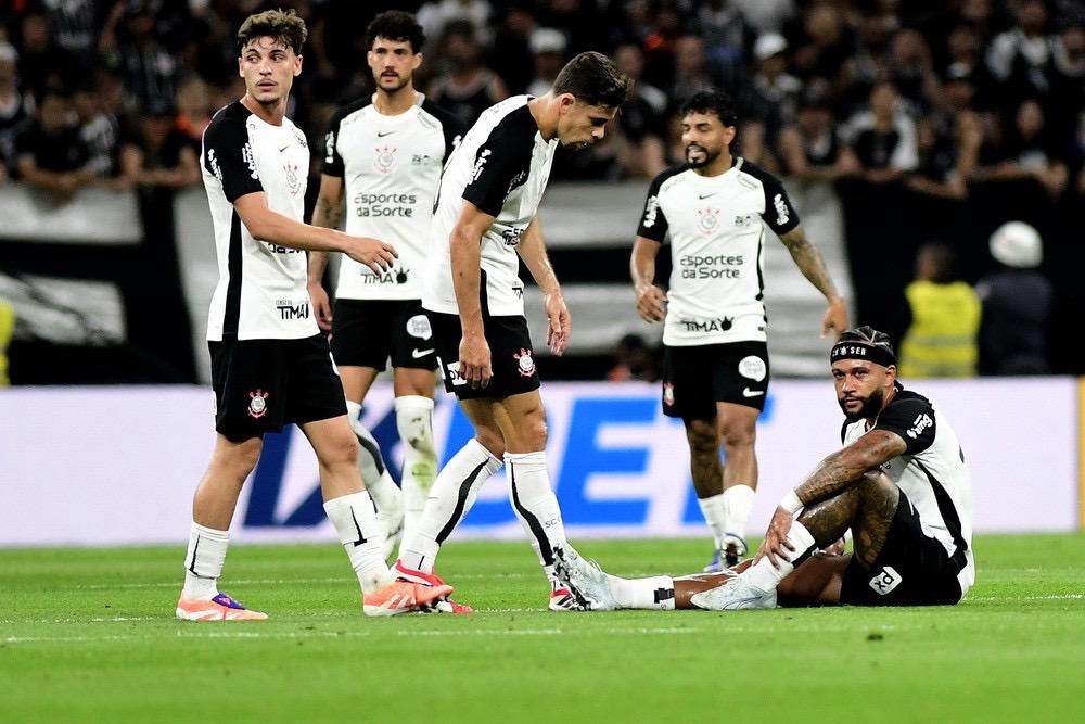 Memphis Depay tem lesão confirmada e deve perder estreia do Corinthians na Libertadores