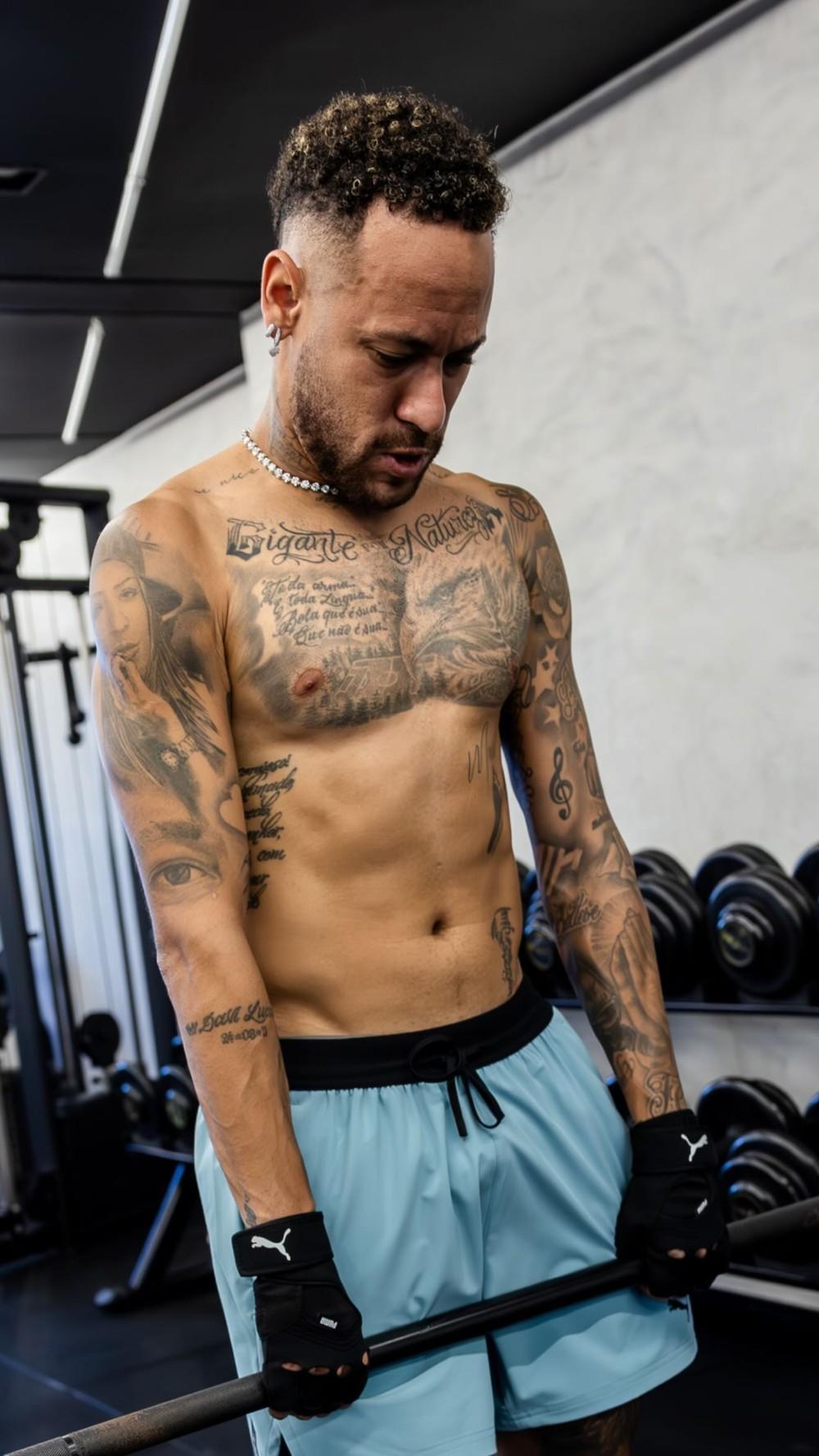 Neymar aproveita folga do elenco do Santos na academia