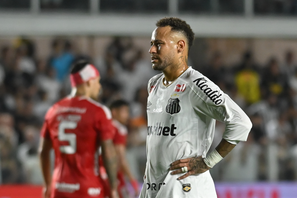 Neymar comenta troca de técnico no Santos e cobra elenco: 