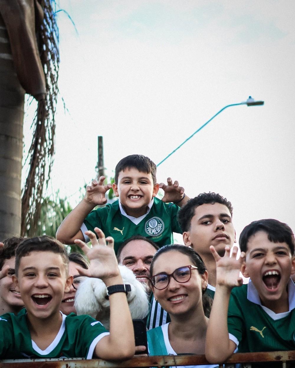 Palmeiras chega ao interior de São Paulo para final e é recepcionado com festa; veja fotos