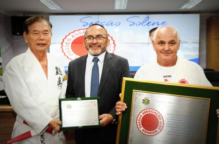 Professor e associação de judô recebem Cartão de Prata e Placa Comemorativa