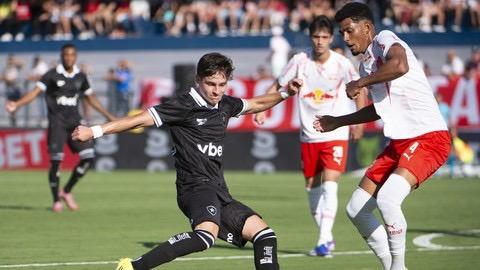 Raul brilha, Botafogo vence o Bragantino e dorme fora do Z-4