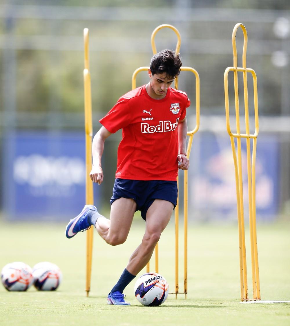 Rodriguinho volta a treinar com elenco do Bragantino e fica à disposição para partida contra o Grêmio