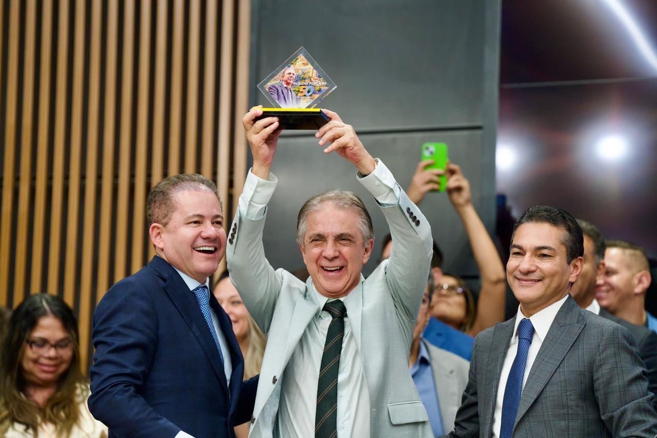 Rubens Furlan vai completar 50 anos de vida pública e foi homenageado na Sessão Solene na manhã desta quinta-feira (26) na comemoração de 77 anos do aniversário de Barueri