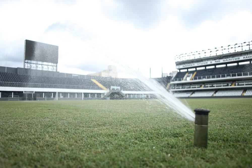 Santos aproveita pausa no calendário para revitalizar gramado da Vila Belmiro