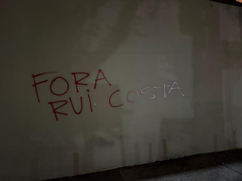 Torcida do São Paulo picha muro do Morumbis após derrota e pede saída de diretor