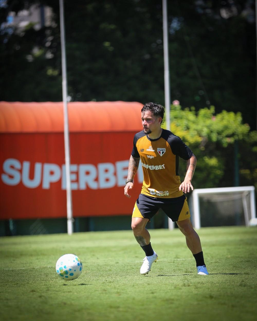 Treino do São Paulo: Artur trabalha pela primeira vez com o elenco