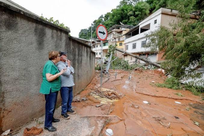 'Vamos fazer chegar para as pessoas o dinheiro para recomeçarem a vida', diz Lula, durante visita a MG