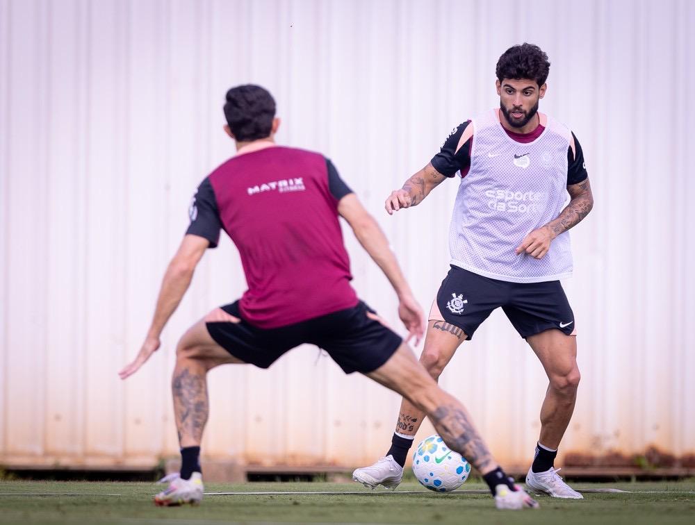 Yuri Alberto e Kaio César treinam com bola em reapresentação do Corinthians no CT