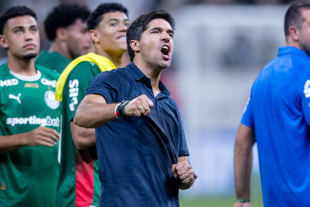 Abel critica árbitro, exalta vitória do Palmeiras e quer Paulinho e Vitor Roque de volta: 