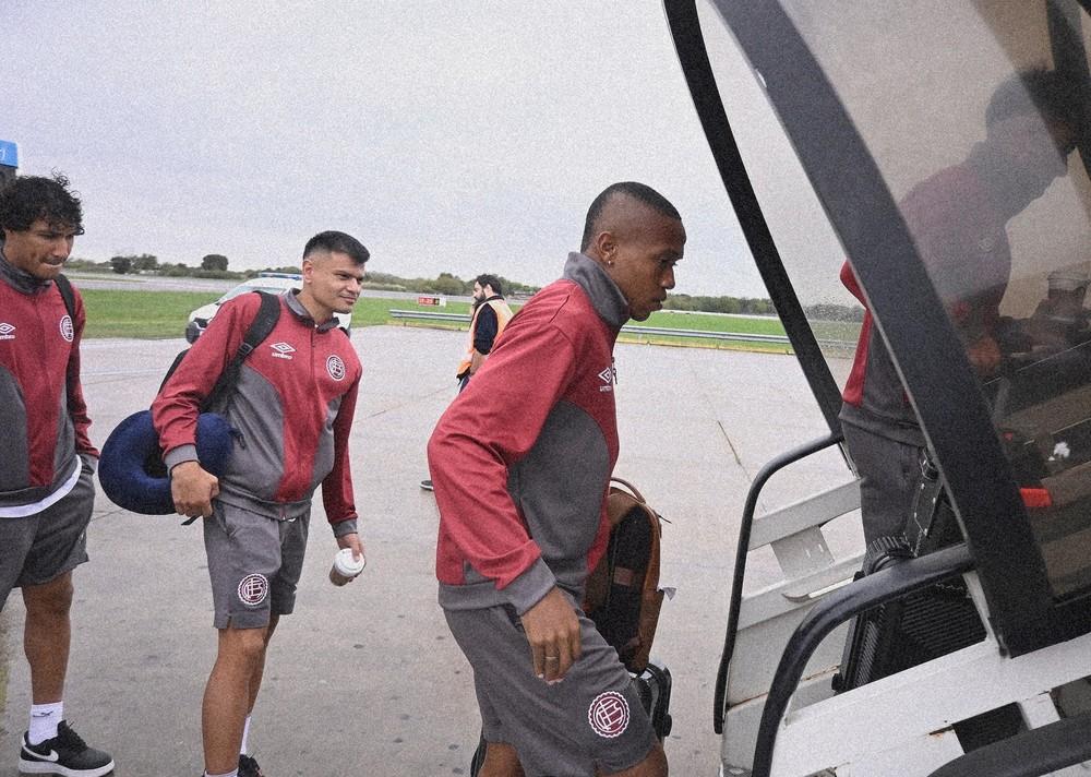 Adversário do Mirassol, Lanús chega ao Brasil no 1° voo internacional do aeroporto de Rio Preto