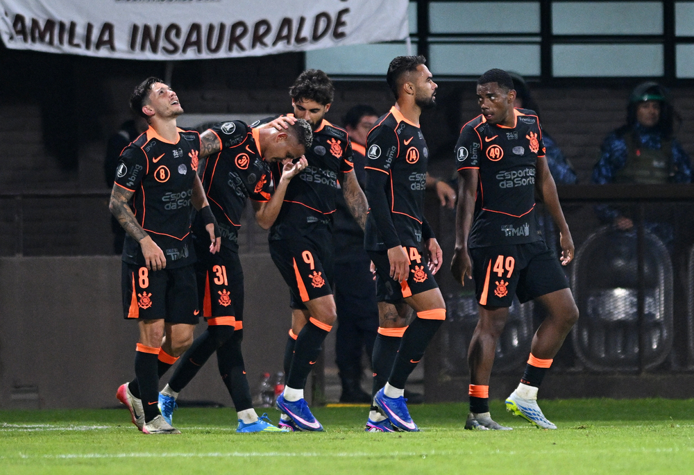 Análise: Diniz dá esperança de dias melhores ao Corinthians com boa vitória na Argentina