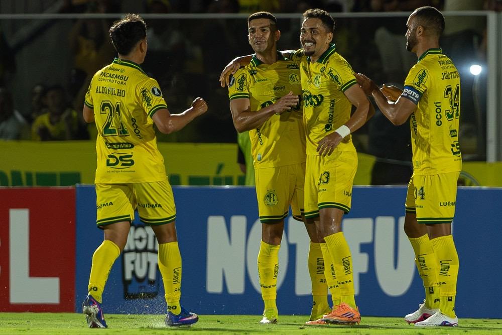 Análise: Mirassol corre riscos desnecessários, mas se mantém 100% em casa na Libertadores