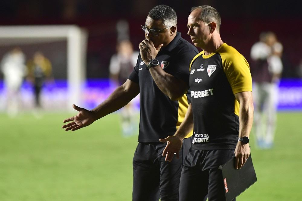 Análise: Roger Machado vai das vaias à goleada e mostra que São Paulo pode viver sem exageros