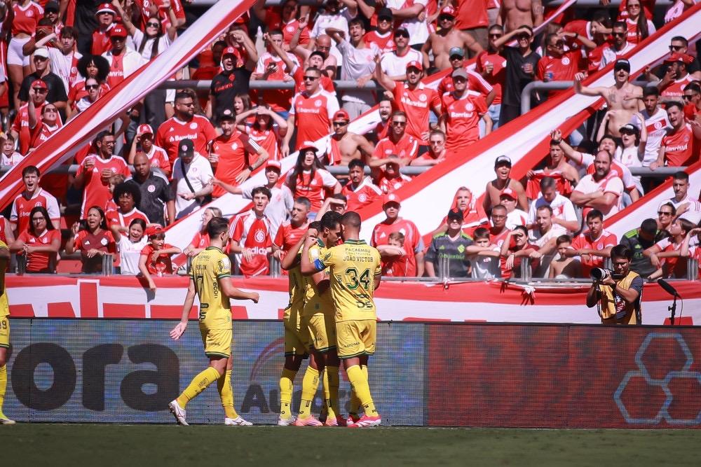 Auxiliar do Mirassol, Ivan Baitello celebra vitória 