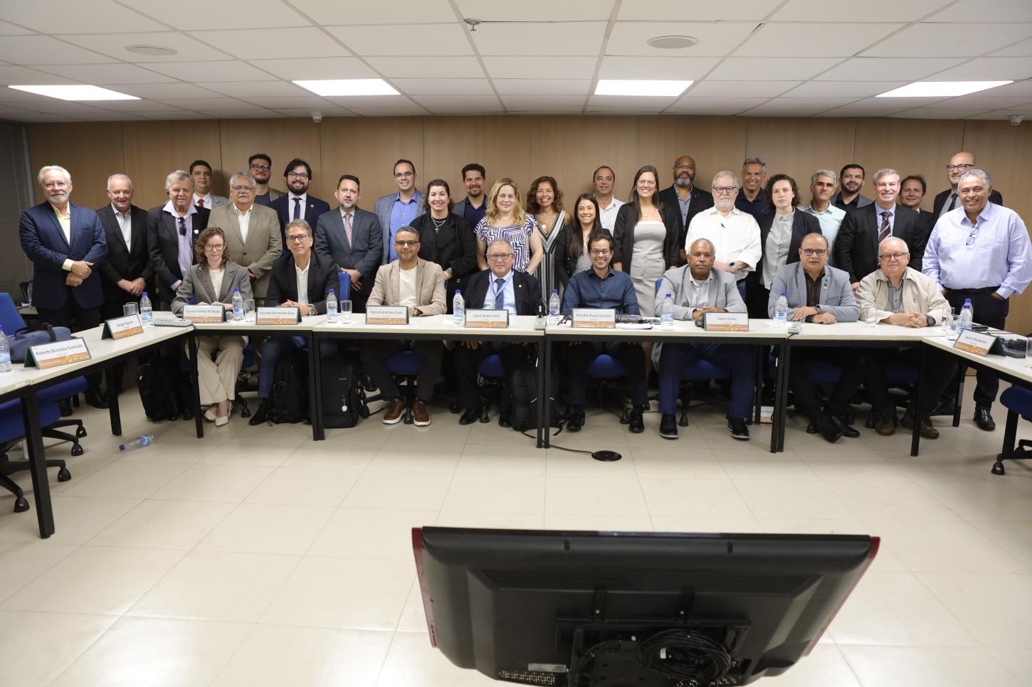 Câmaras debatem mobilidade elétrica e energia fotovoltaica em encontro nacional