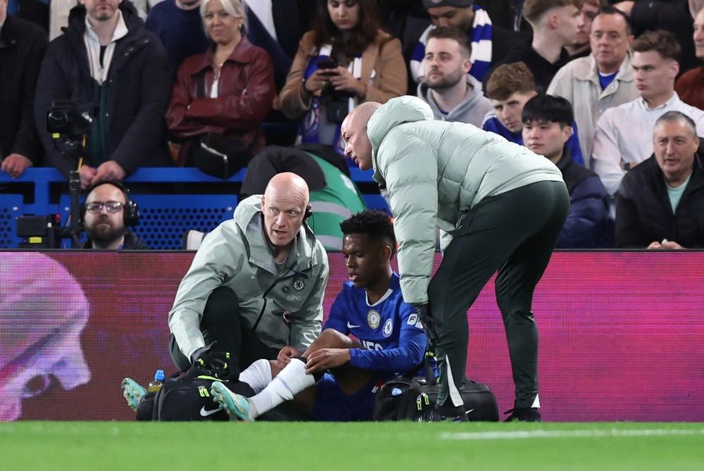 Chelsea faz jogo duro, e staff de Estêvão busca alternativas por liberação para tratamento no Brasil