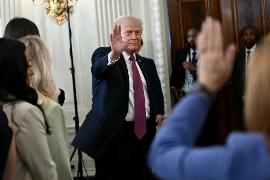 Coleção de recuos: Extensão de cessar-fogo revela posição frágil de Trump em negociação com Irã