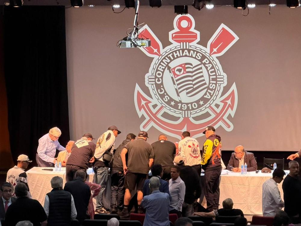 Conselho do Corinthians rejeita texto-base de reforma do estatuto, mas aprova voto de Fiel Torcedor