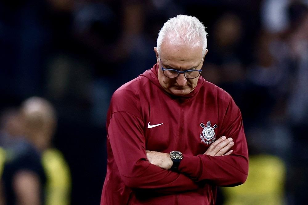 Corinthians demite Dorival Júnior