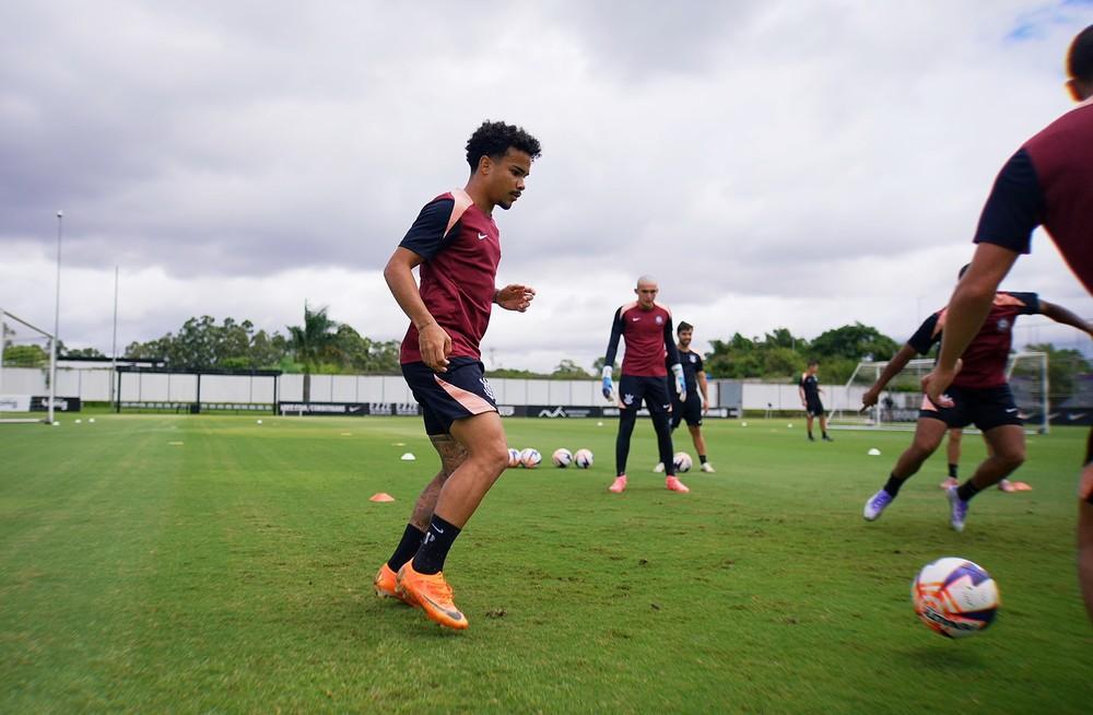 Corinthians se reapresenta no CT sob cobrança de torcedores; Kaio César inicia transição em campo