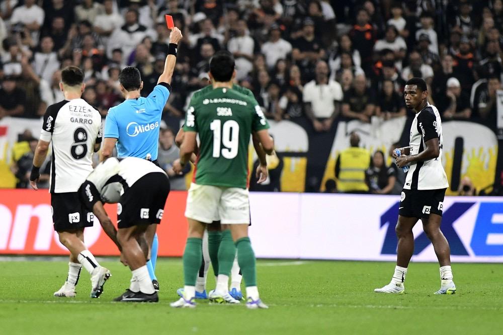 Corinthians x Palmeiras: André é expulso por gesto obsceno ainda no primeiro tempo