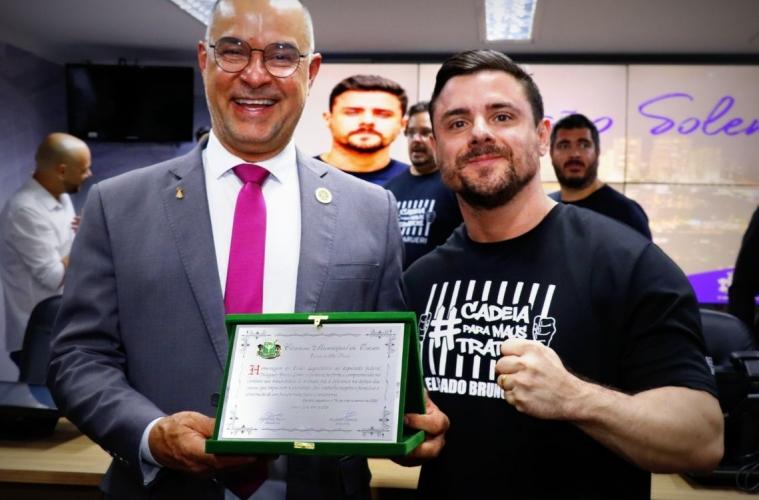 Delegado Bruno Lima recebe Cartão de Prata em solenidade na Câmara de Osasco