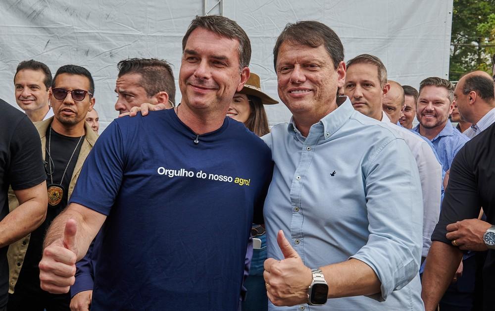 Em primeira agenda conjunta com Tarcísio, Flávio Bolsonaro critica atuação de Lula no agro