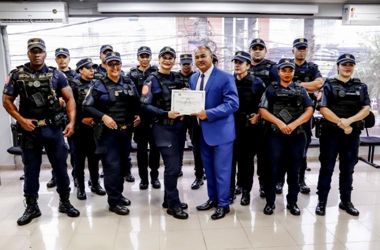 Equipe Guardiã Maria da Penha, da GCM, e profissionais da educação recebem homenagem