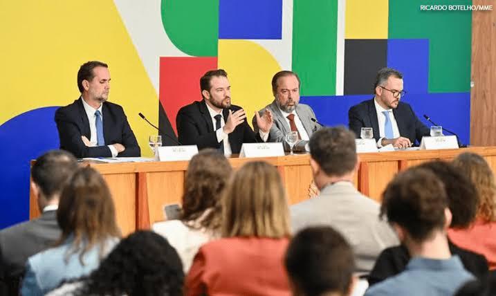 Governo do Brasil reforça subsídios ao diesel para frear alta de preço causada pela guerra