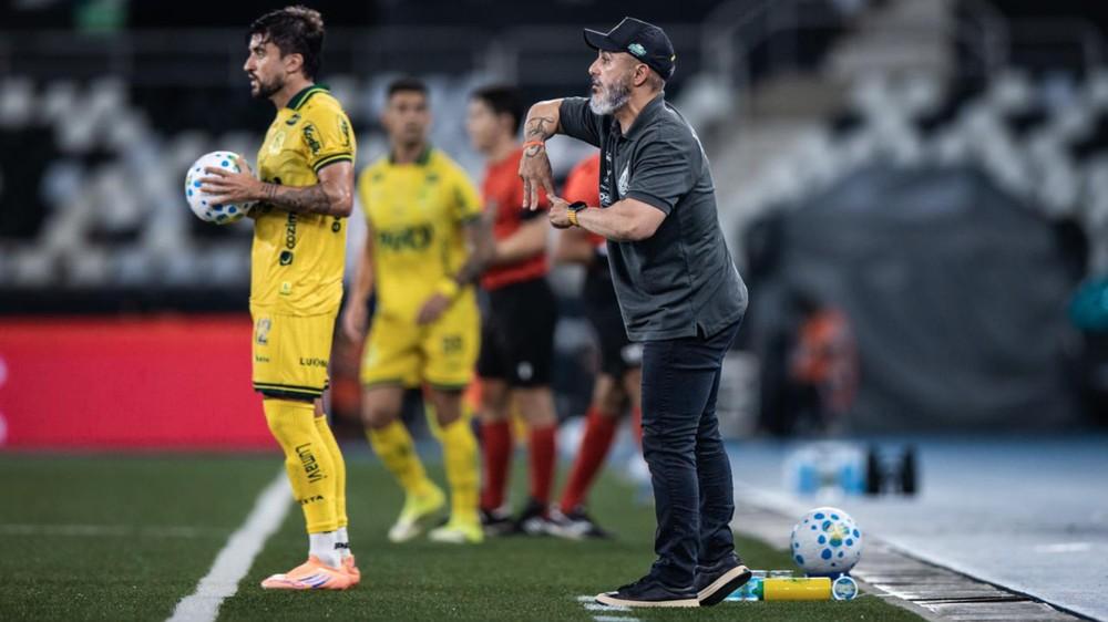 Guanaes critica arbitragem após derrota para Botafogo e pede apoio da torcida em crise no Mirassol