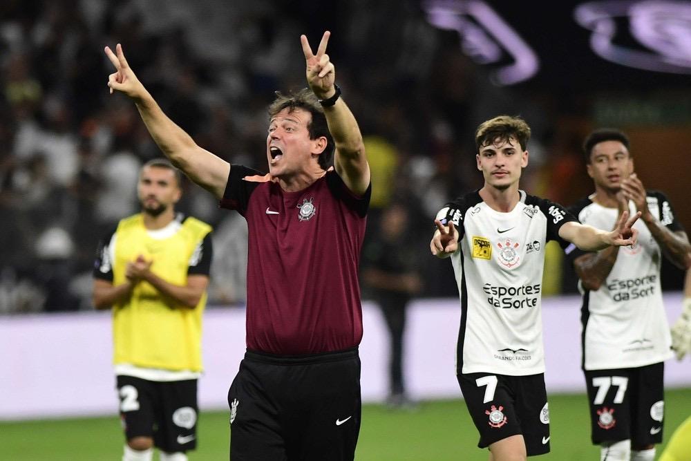 Invicto, Diniz ressalta força mental do Corinthians em vitória com um a menos sobre o Vasco: 