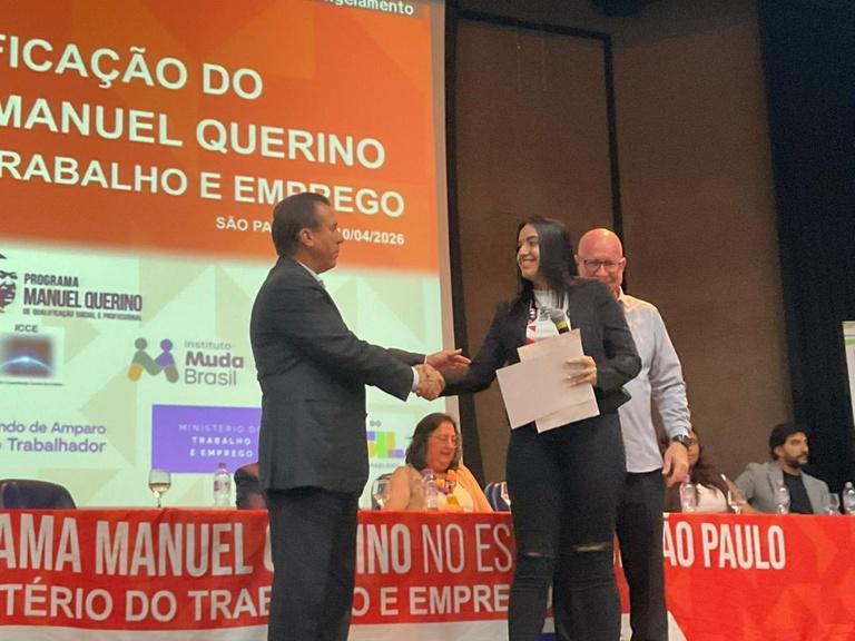Luiz Marinho diploma alunos formandos da Escola do Trabalhador 4.0 em SP