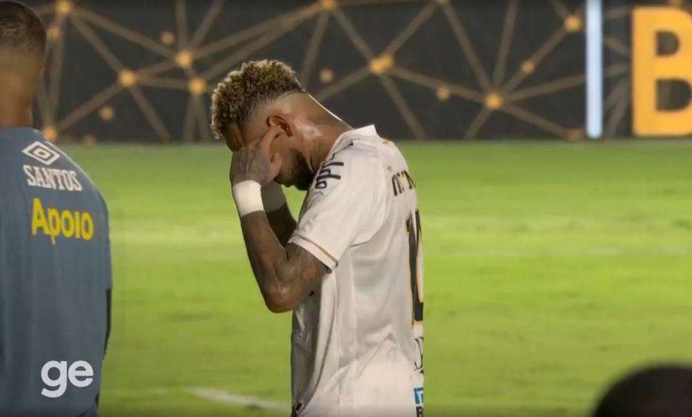 Neymar desabafa após coçada na orelha causar polêmica: 