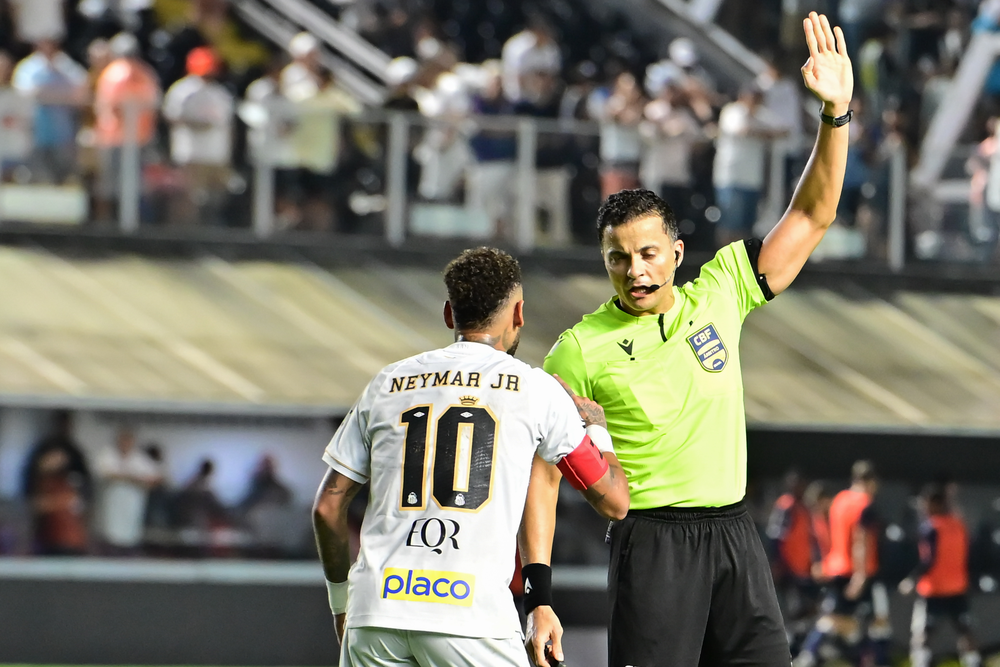 Neymar vira desfalque contra o Flamengo e ataca árbitro: 