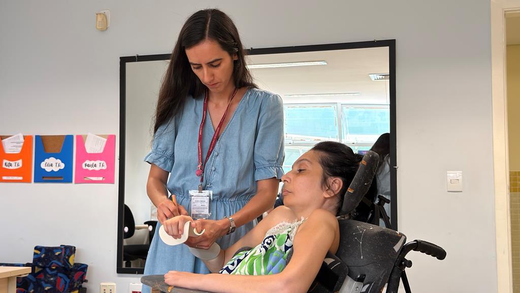 Órteses sob medida ampliam a autonomia de pessoas com deficiência