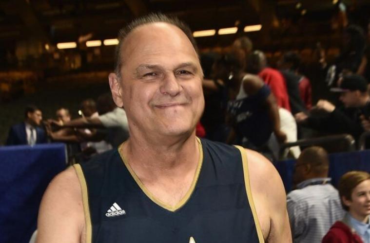 Oscar Schmidt e associação de futebol amador recebem homenagens