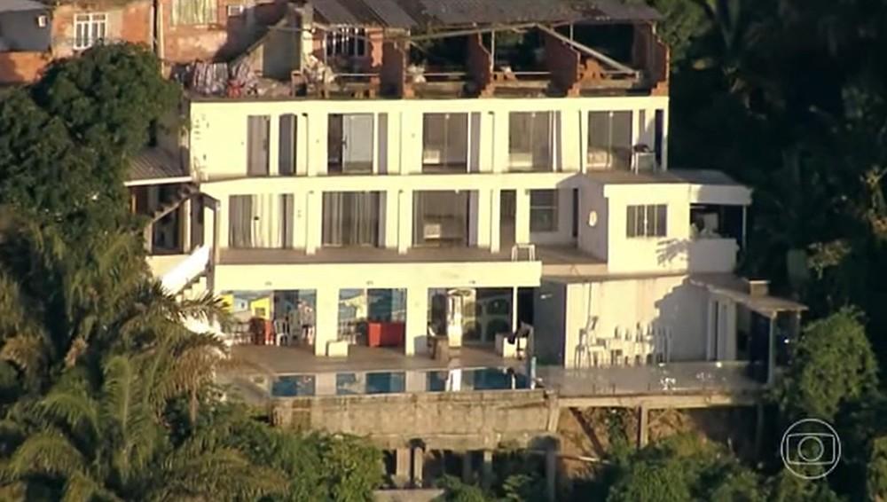 Suíte presidencial, passagem secreta e fuga antes da polícia: imagens exclusivas mostram esconderijo de traficante no Vidigal