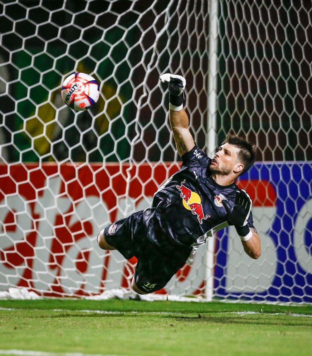 Volpi celebra vitória contra o Flamengo e fala sobre disputa de titularidade com Cleiton: 